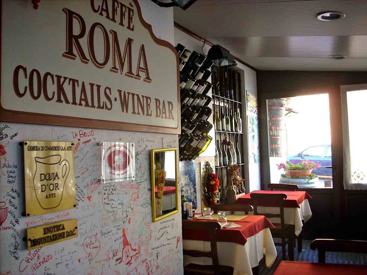 Presso l'Enoteca Caffè Roma di Costigliole d'Asti