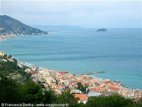 Veduta sull'Isola Gallinara dalla frazione Colla Micheri