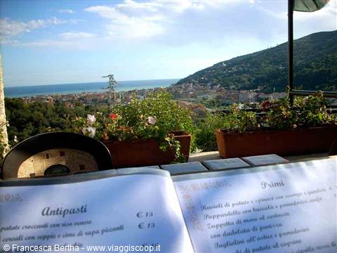 Veduta sul mare dai terrazzi del Ristorante Casa del Priore