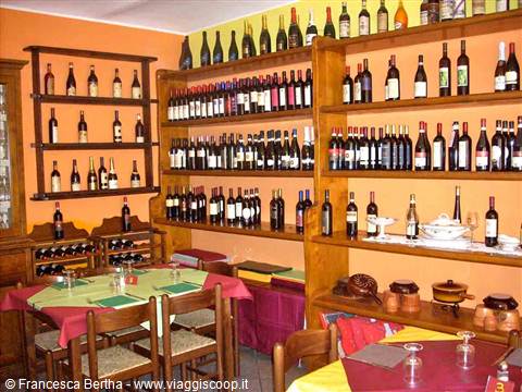 Nella sala del Ristorante Sapori di Langa
