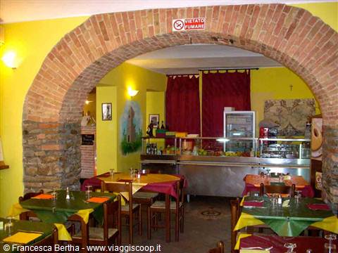 Nella sala del Ristorante Sapori di Langa