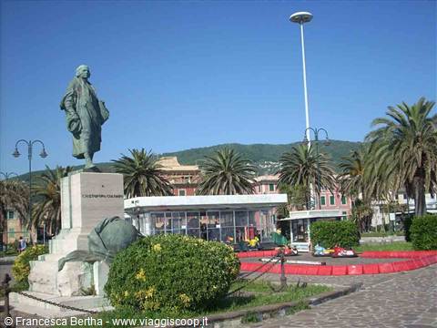 La statua di Cristoforo Colombo sul lungomare