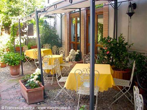 Nel cortile dell'Albergo Ristorante Selvatico