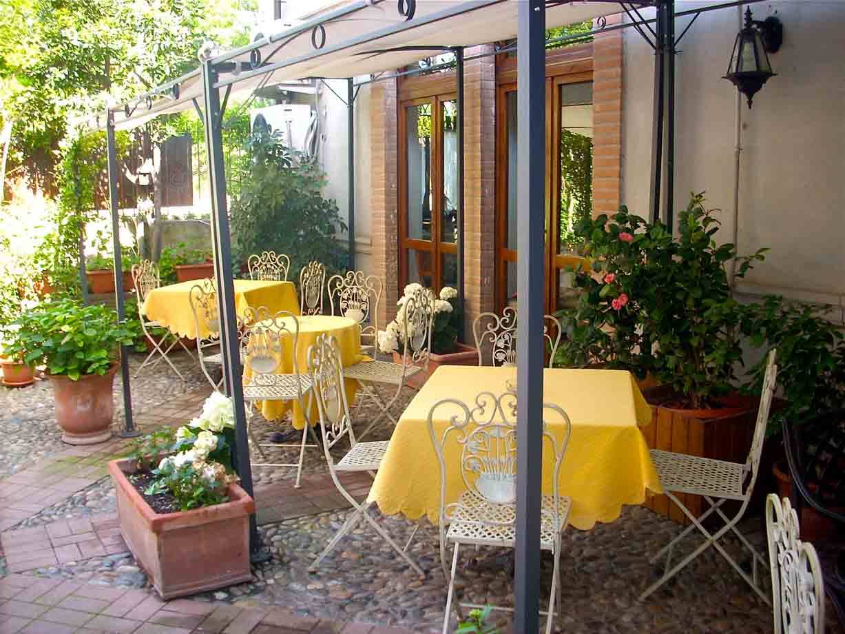 Nel cortile dell'Albergo Ristorante Selvatico