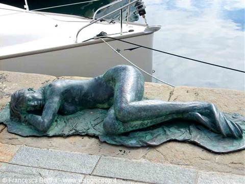La Sirenetta dormiente nella Darsena, scultura di Giampaolo Parini