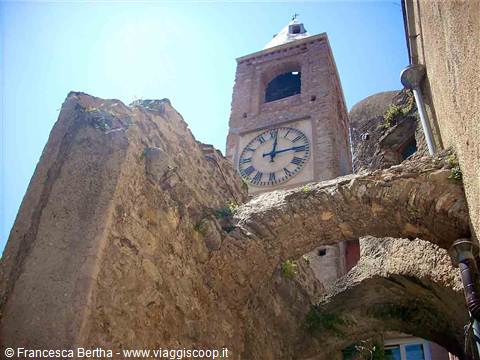 Uno scorcio della piazza con la torre