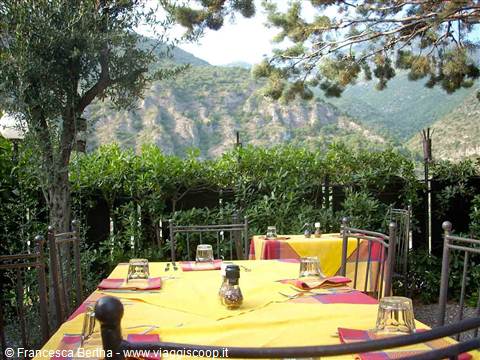 A tavola nel giardino del Ristorante U Rundò
