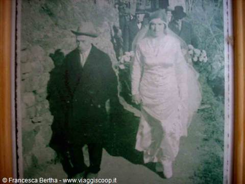 Una foto d'epoca presso la Trattoria Marchi ricorda i suoi fondatori