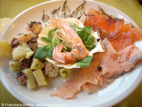 Un ricco antipasto di pesce presso il Ristorante U Cantu
