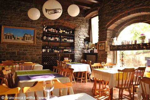 Nella sala dell'Enoristorante La Tana