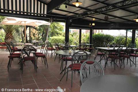 Nell'ampio dehor di Villa degli Incantesimi