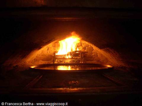 Il forno a legna della Trattoria Mazzini in cui si sfornano le mitiche farinate