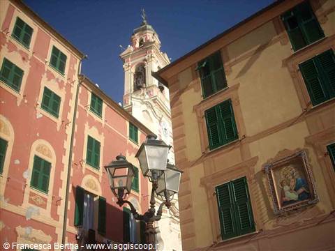 La torre campanaria che svetta tra le case