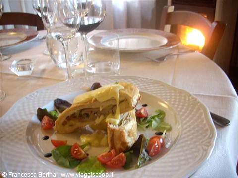 Prelibatezze della Nuova Osteria Vialarda: strudel di patate e funghi porcini con fonduta
