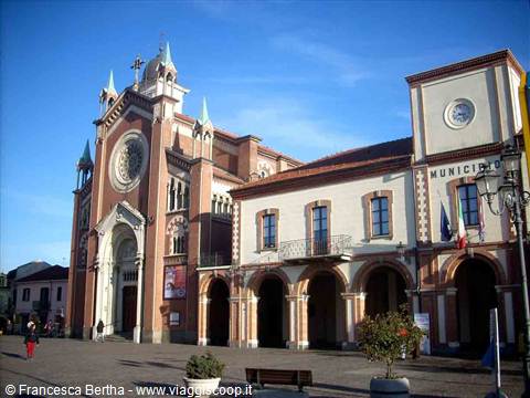 Veduta della piazza centrale con la chiesa di San Giovanni Battista