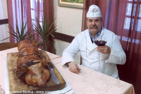 Pietro Il Baffo con una delle sue specialità: l'originale porchetta abruzzese