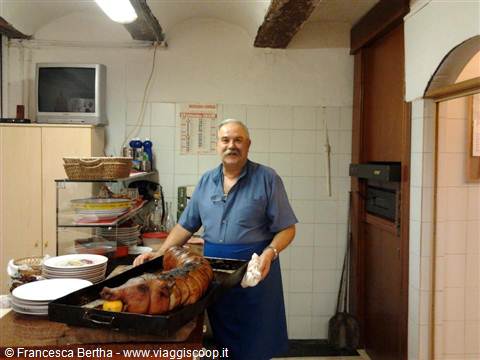 Pietro Il Baffo con una delle sue specialità: l'originale porchetta abruzzese