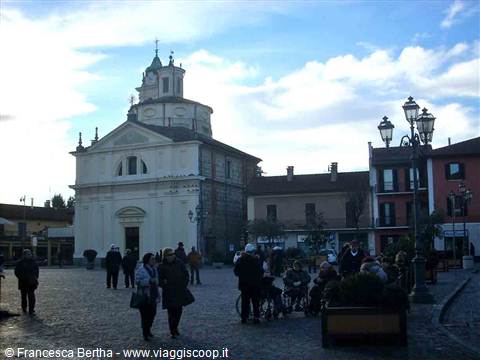 Veduta della piazza centrale con la chiesa della Confraternita dello Spirito Santo