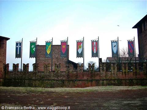 Il castello di Legnano con le bandiere del Palio
