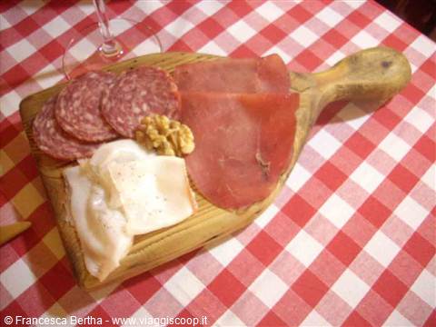 Un tagliere di salumi dell'Usteria della Lella