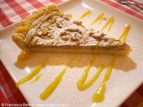 La crostata di marroni con noci intere dell'Usteria della Lella