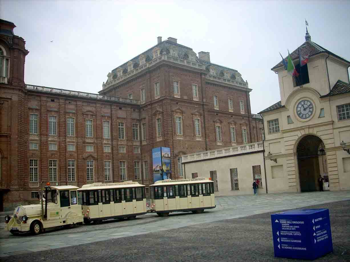 Il trenino turistico davanti alla Reggia