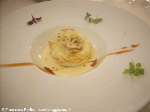 Uovo in forma dal tuorlo fondente su zabaione di grana padano e nocciole tostate