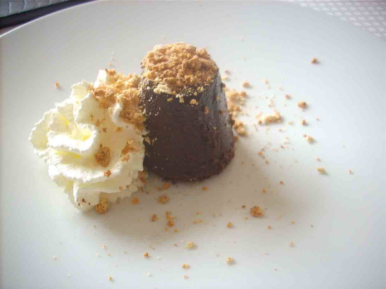 Bunet con panna montata e amaretti sbriciolati