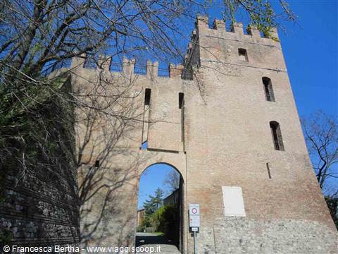 L'antico portale del castello