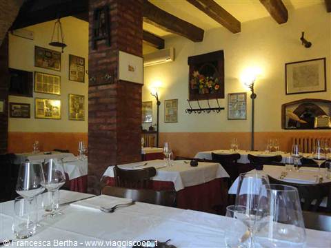 Nella caratteristica sala della Trattoria del Borgo