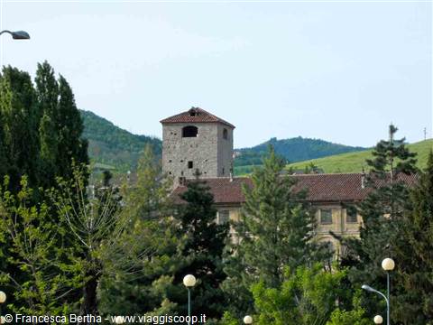 Veduta del castello con la Torre delle Streghe