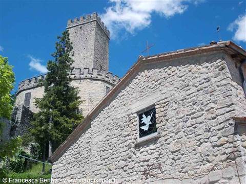Il castello e la chiesa di Pietragavina