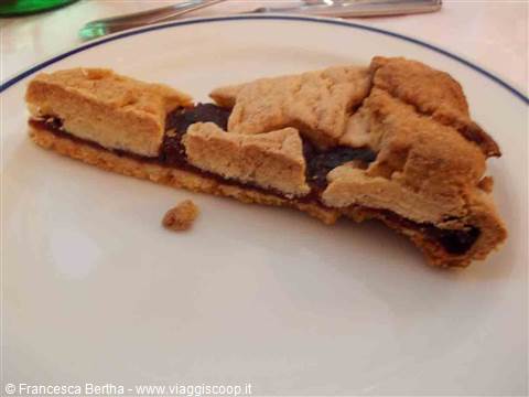 Una fetta di crostata fatta in casa