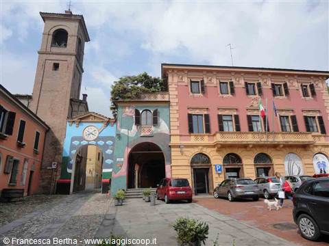Veduta del centro con dei muri dipinti