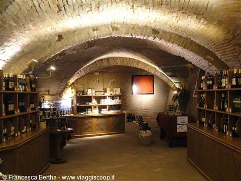 Nella cantina dell'Enoteca Regionale Emiliana