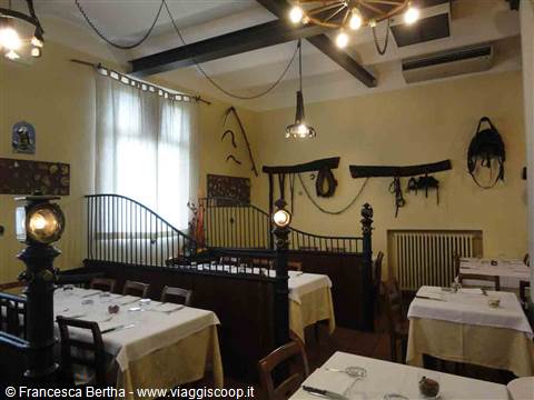 Nella sala del Ristorante La Scuderia