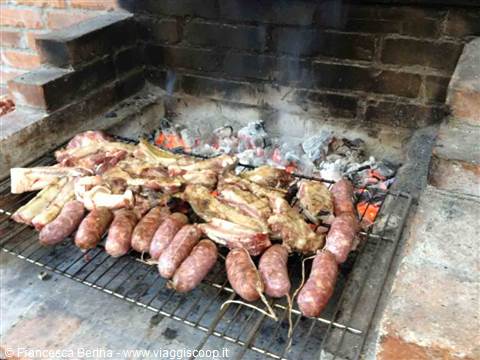 Grigliata nel barbecue all'aperto del Ristorante Borgo Antico