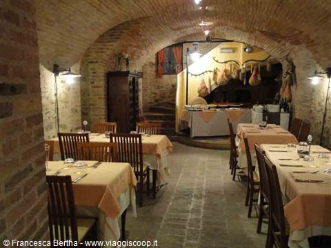 Nelle caratteristiche sale della Taverna dei Tre Mori