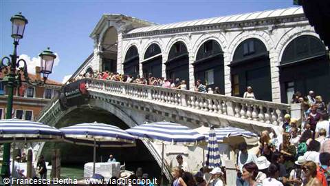 Turisti al ponte di Rialto