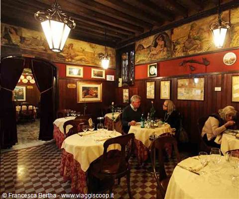 Nelle caratteristiche sale dell'Antica Trattoria Poste Vecie