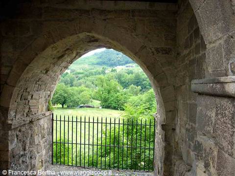 Il verde della campgana attraverso l'arco del Portino