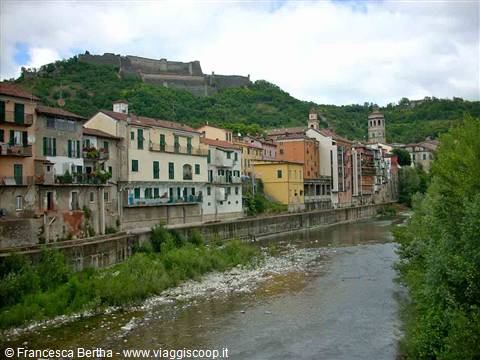 Veduta di Gavi sul torrente Lemme
