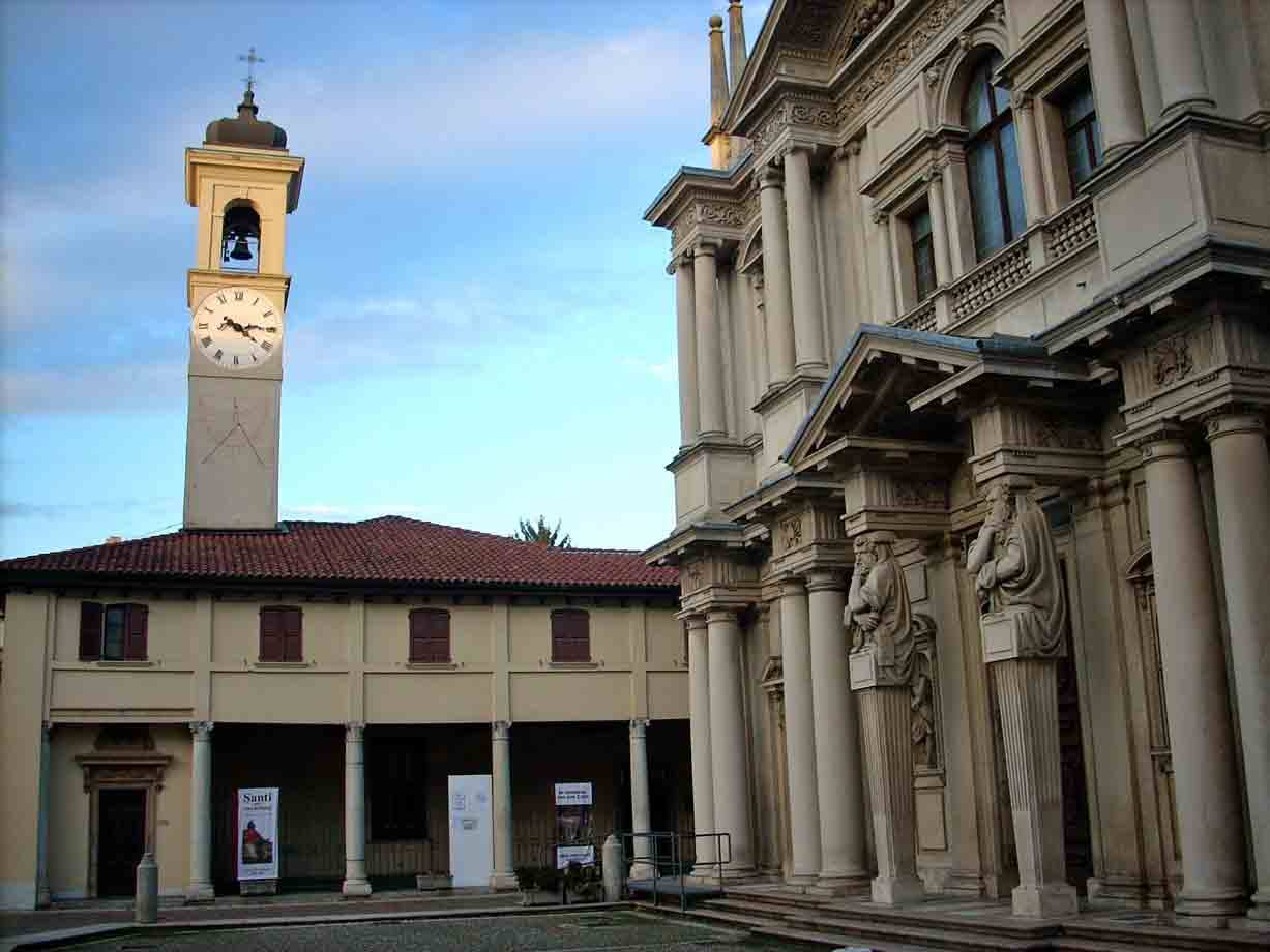 Saronno, davanti al Santuario