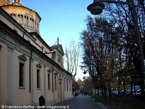 il viale alberato che costeggia il Santuario
