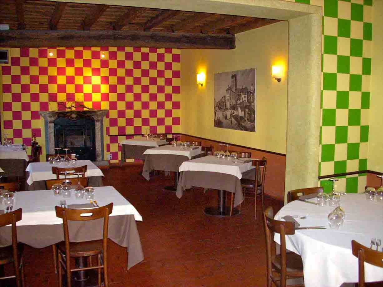 Nelle sale dell'Osteria Sant'Antonio di Abbiategrasso