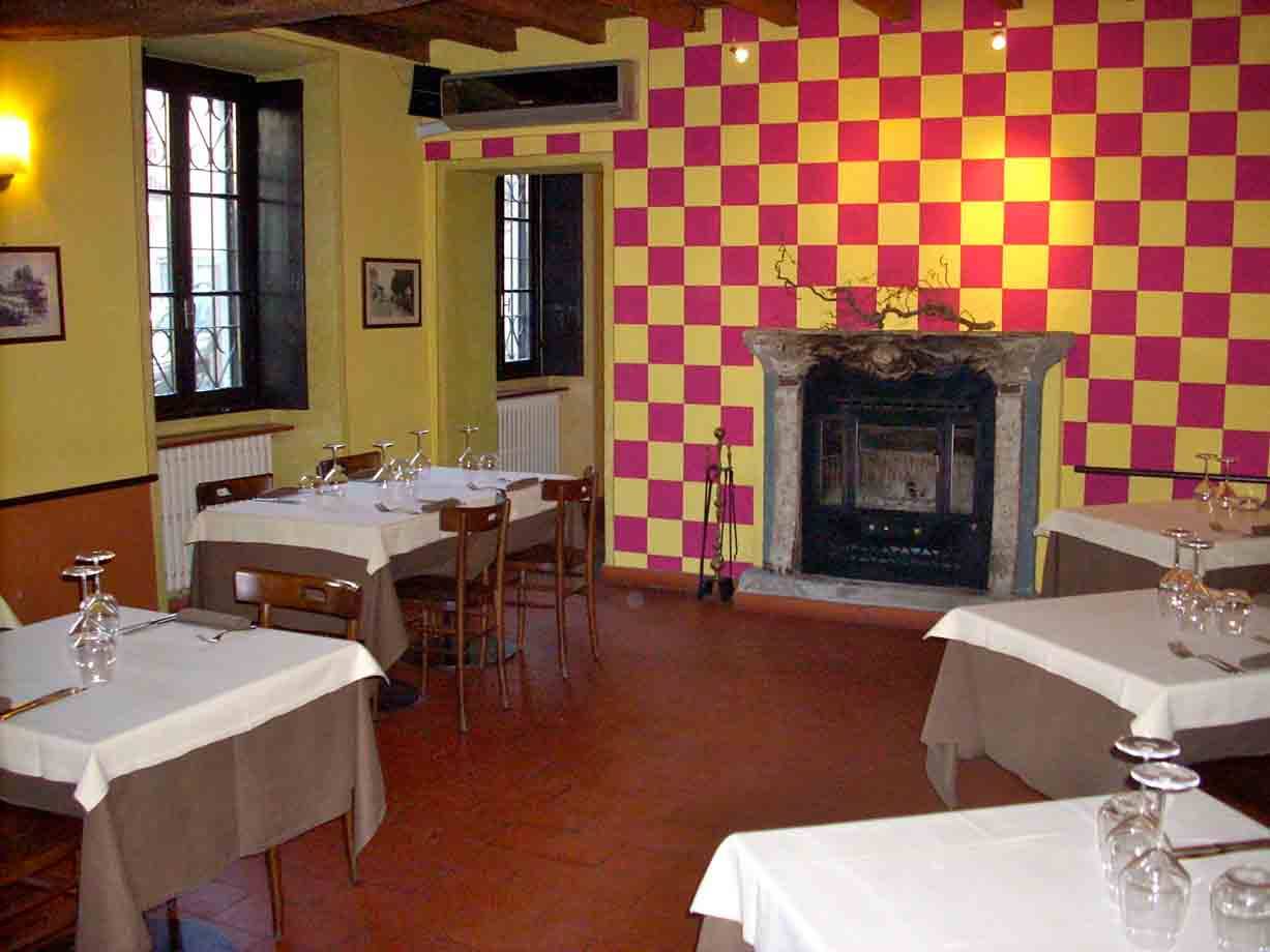 Nelle sale dell'Osteria Sant'Antonio di Abbiategrasso