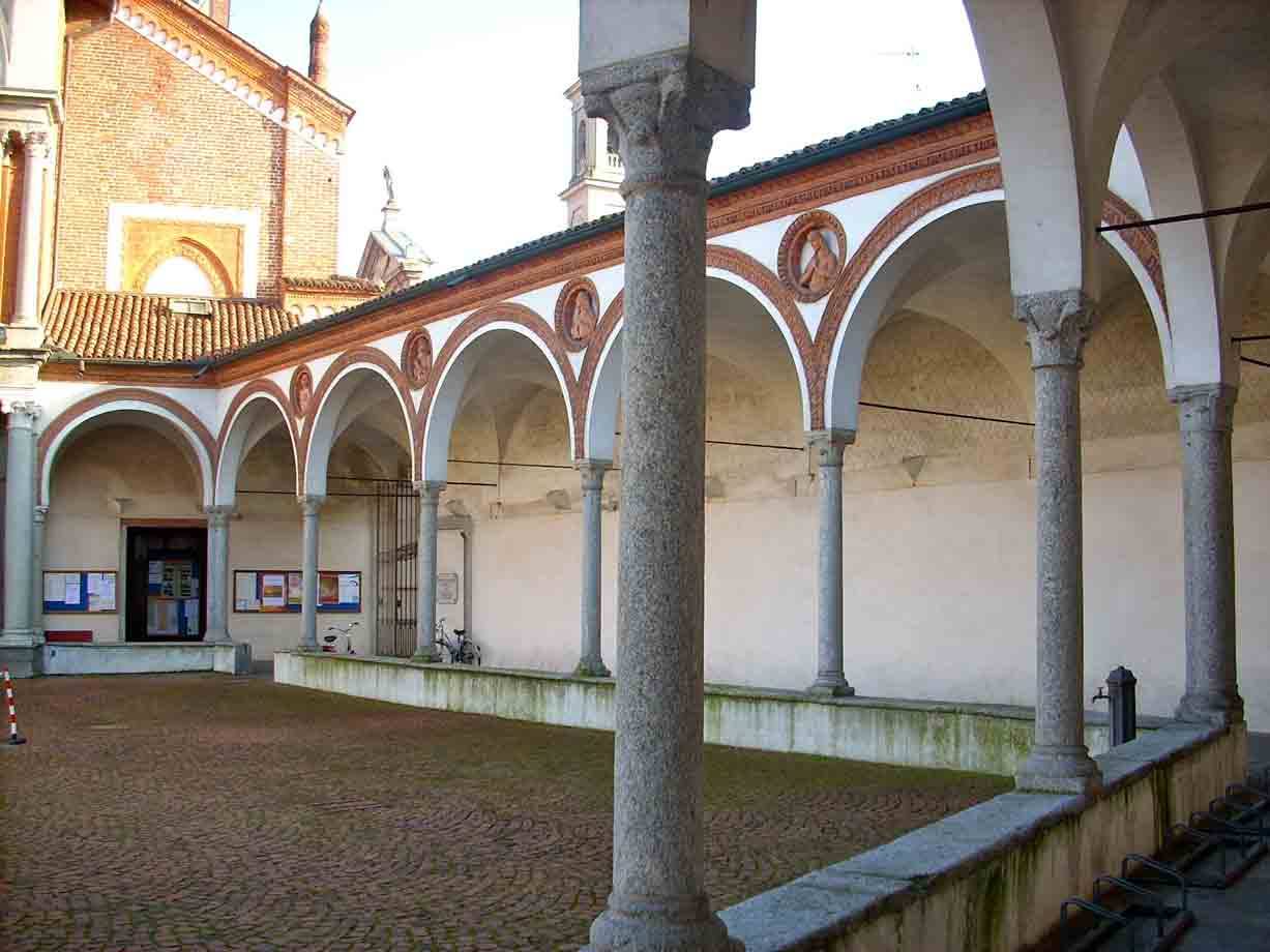 Il chiostro della Basilica di Santa Maria Nuova