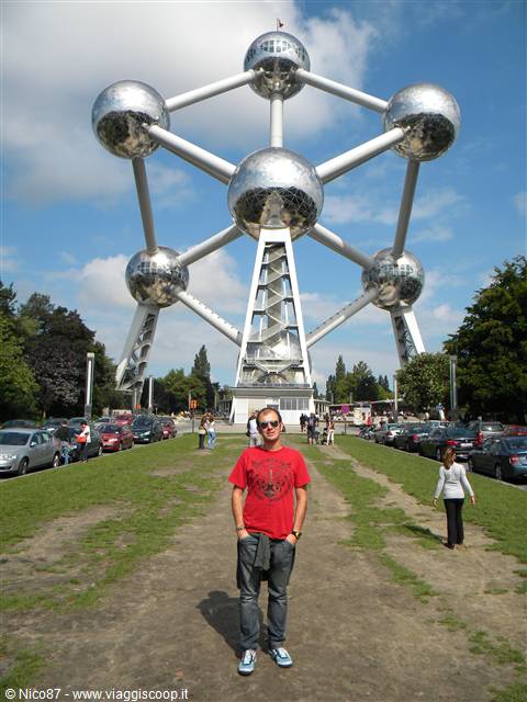 All'Atomium, in una bella giornata di sole
