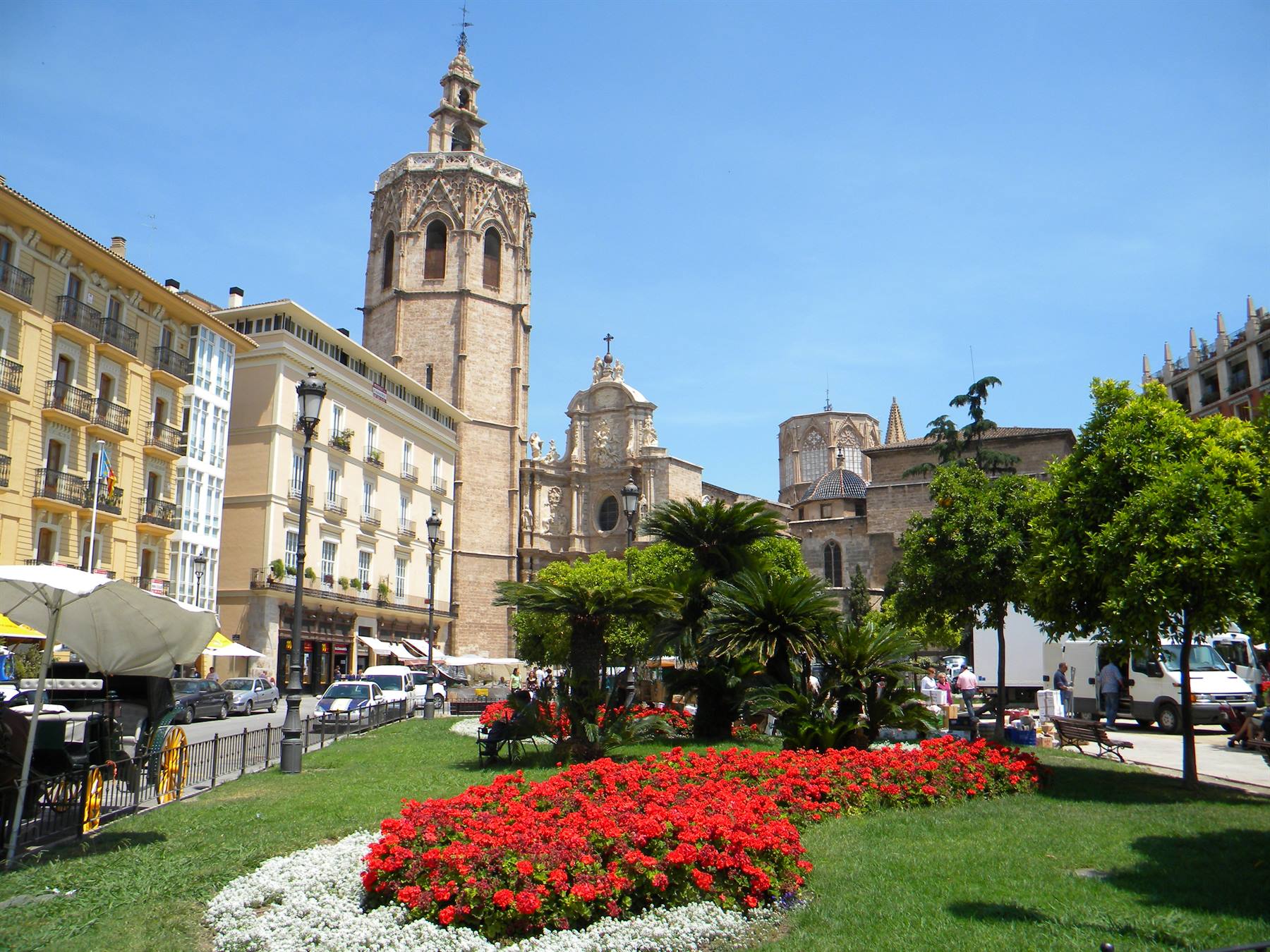La cattedrale vista da Plaza Santa Catalina