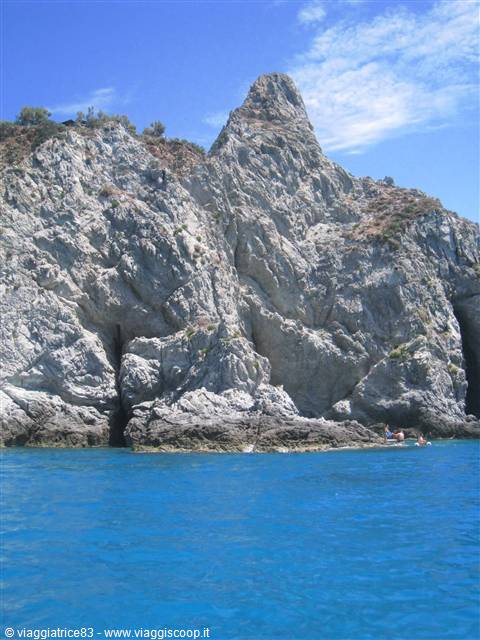 e ora.... sopra un pedalò.... per ammirare il blu del mare da vicino..